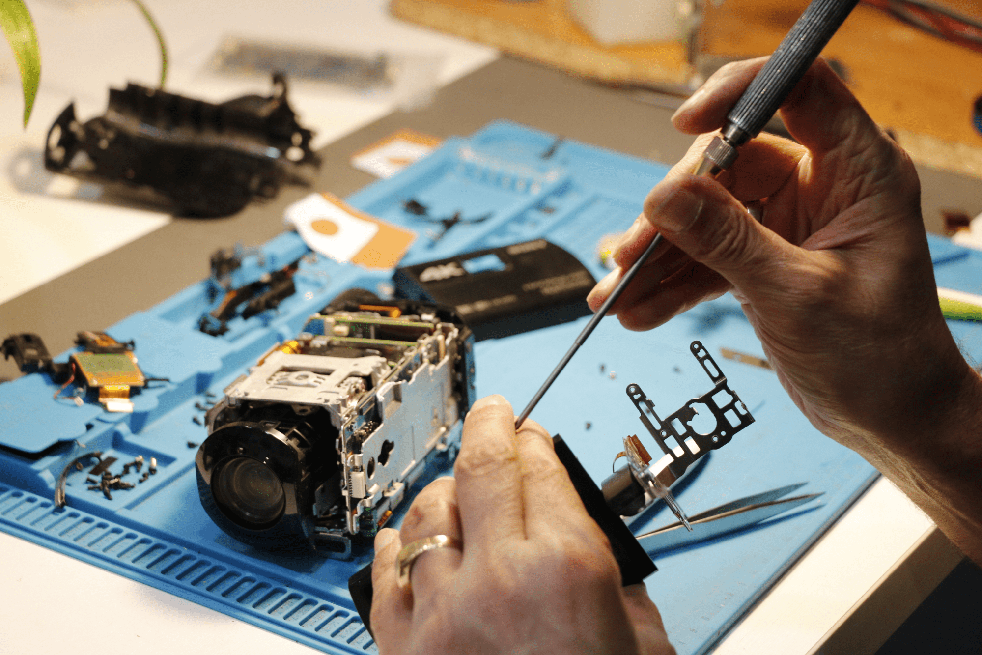 تصویر تعمیر خرابی پنل بالای دوربین سونی